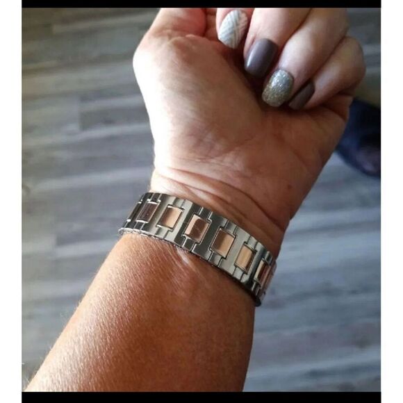 BNIB~Ladies' Isaac Mizrahi Live Two Tone Expansion Watch~Boxed - Picture 6 of 9